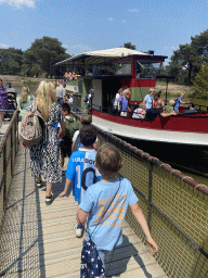 Max and his friends boarding the safari boat at the Kongoplein square at the Safaripark Beekse Bergen