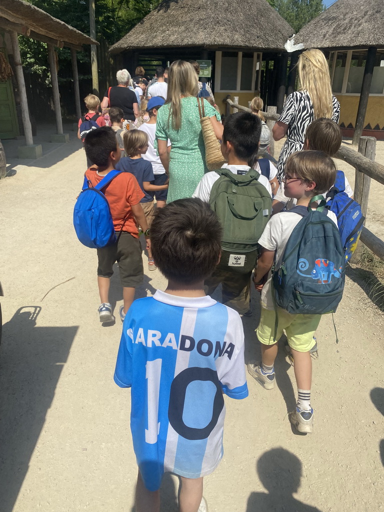 Max and his friends walking to the exit at the Safariplein square at the Safaripark Beekse Bergen