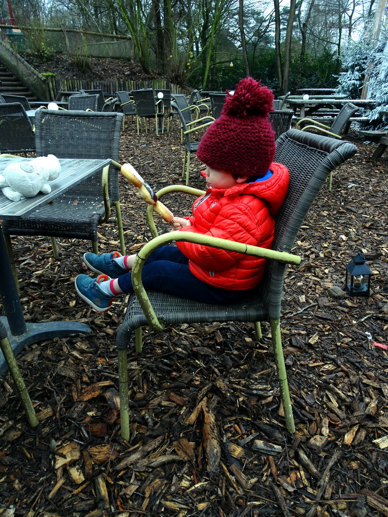 Max having lunch at the Wolkendroom area at the Safariplein square at the Safaripark Beekse Bergen, during the Winterdroom period