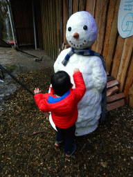 Max with a snowman at the Wolkendroom area at the Safariplein square at the Safaripark Beekse Bergen, during the Winterdroom period