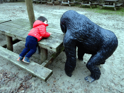 hilvarenbeek_2_128 - 471 kb - 1024x768 - Max with a Gorilla statue at the playground of the Afrikadorp village at the Safaripark Beekse Bergen, during the Winterdroom period Max with a Gorilla statue at the playground of the Afrikadorp village at the Safaripark Beekse Bergen, during the Winterdroom period