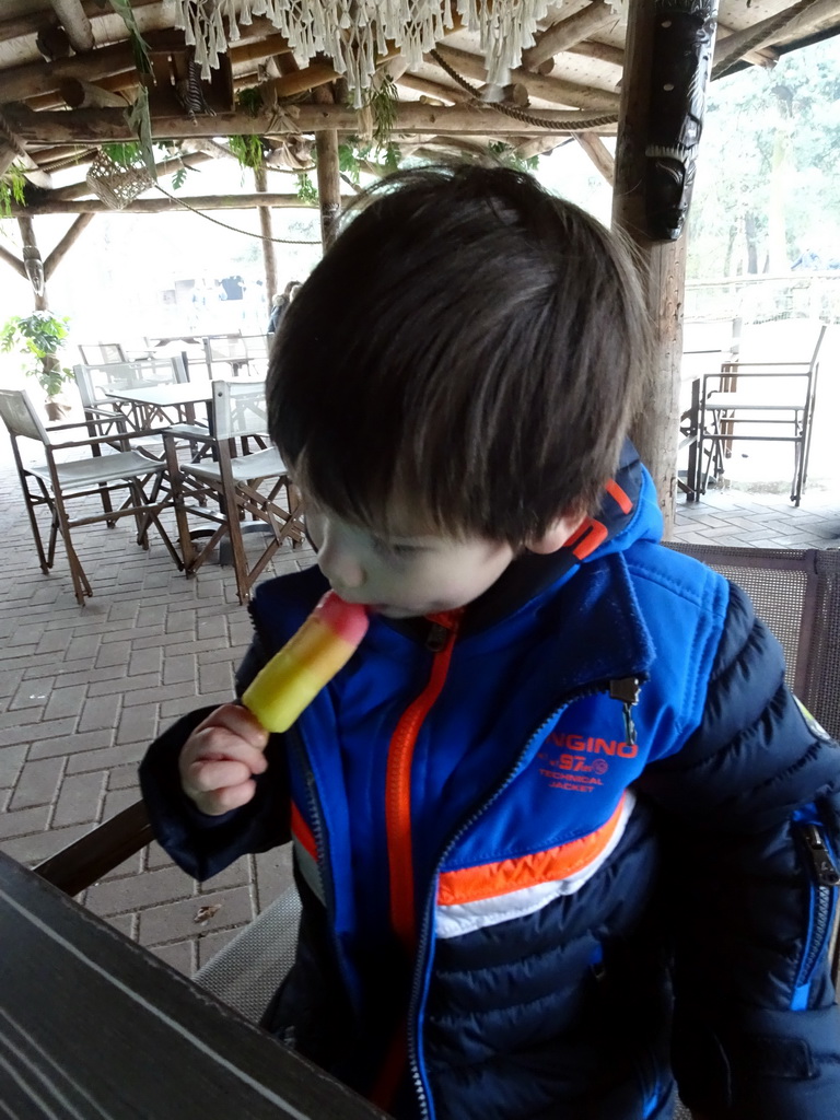 Max with an ice cream at a restaurant at the Afrikadorp village at the Safaripark Beekse Bergen