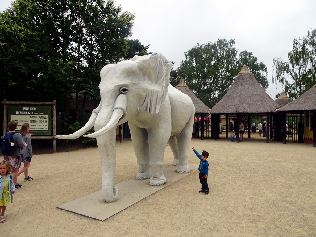 Max with an Elephant statue at the entrance to the Safaripark Beekse Bergen