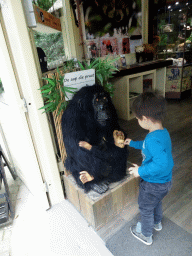 Max with a talking Chimpanzee statue at the Vriendenkraal building at the Safaripark Beekse Bergen