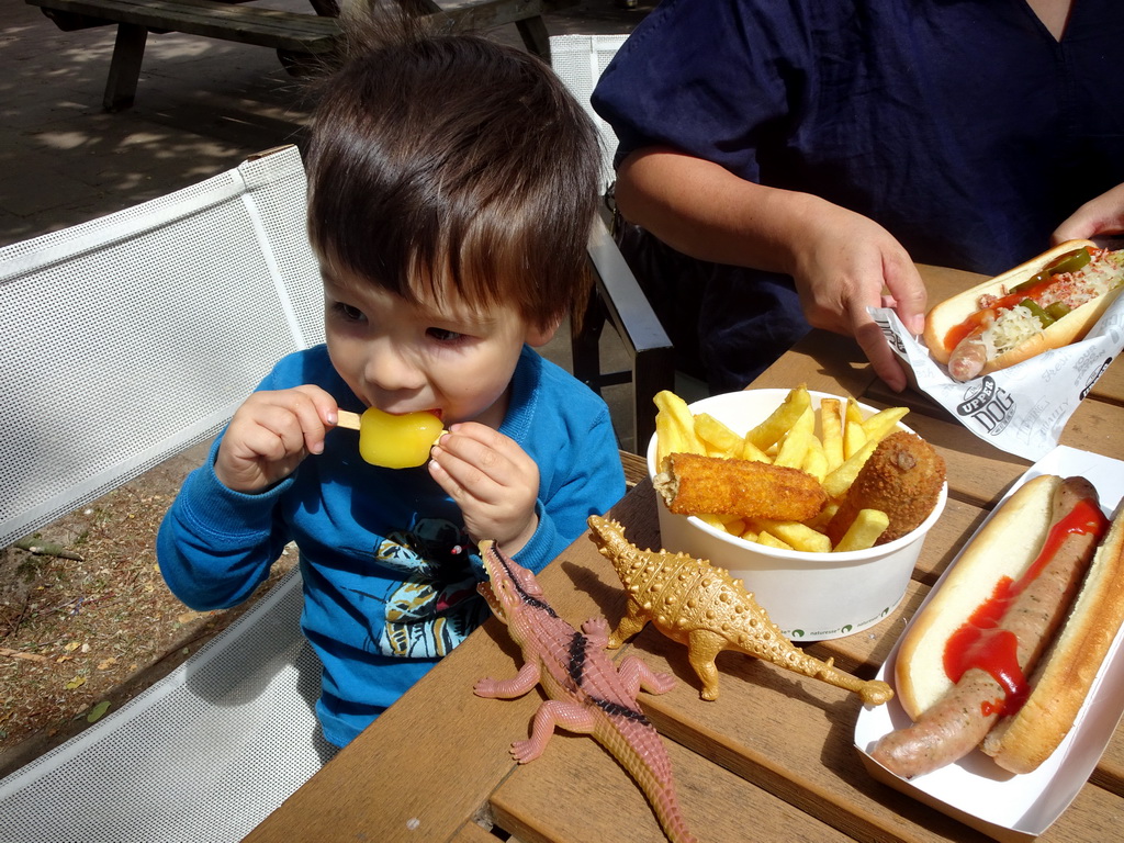 Max having ice cream and lunch at the Afrikadorp village at the Safaripark Beekse Bergen