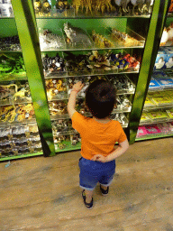 Max at the Giraf shop at the Safaripark Beekse Bergen