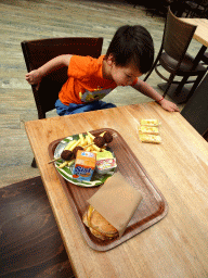 Max having lunch at the Kongo restaurant at the Safaripark Beekse Bergen