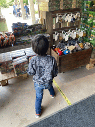 Max at the Zawadi souvenir shop at the Safariplein square at the Safaripark Beekse Bergen