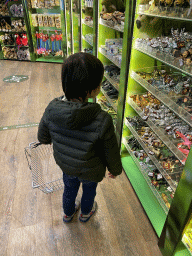 Max at the Giraf shop at the Safaripark Beekse Bergen