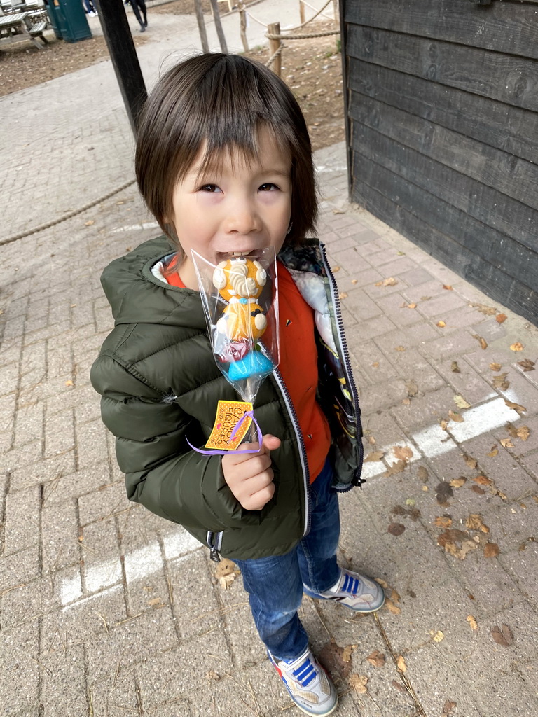 Max getting a slush puppie at the restaurant at the Afrikadorp village at the Safaripark Beekse Bergen