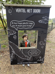 Max with a sign about plastic garbage at the Kongoplein square at the Safaripark Beekse Bergen