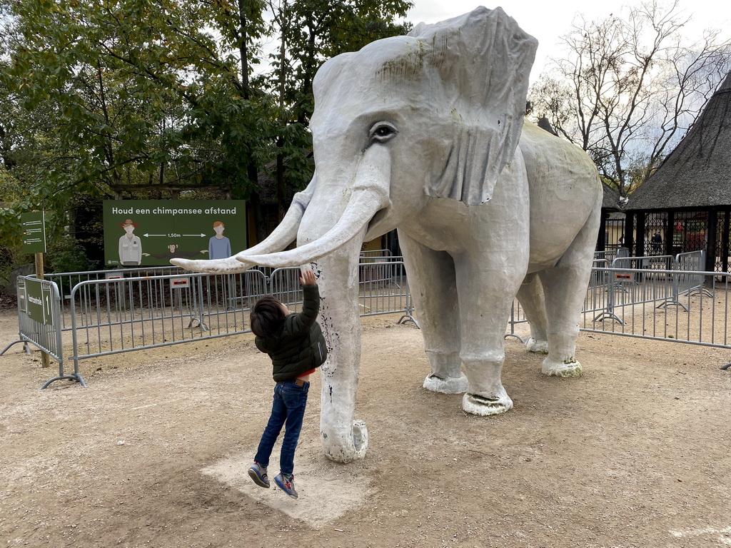 Max with an Elephant statue at the entrance to the Safaripark Beekse Bergen