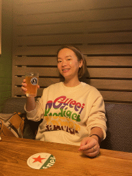 Miaomiao with a Poesiat & Kater beer at the Brasserie Miggelenberg restaurant at the Landal Miggelenberg holiday park