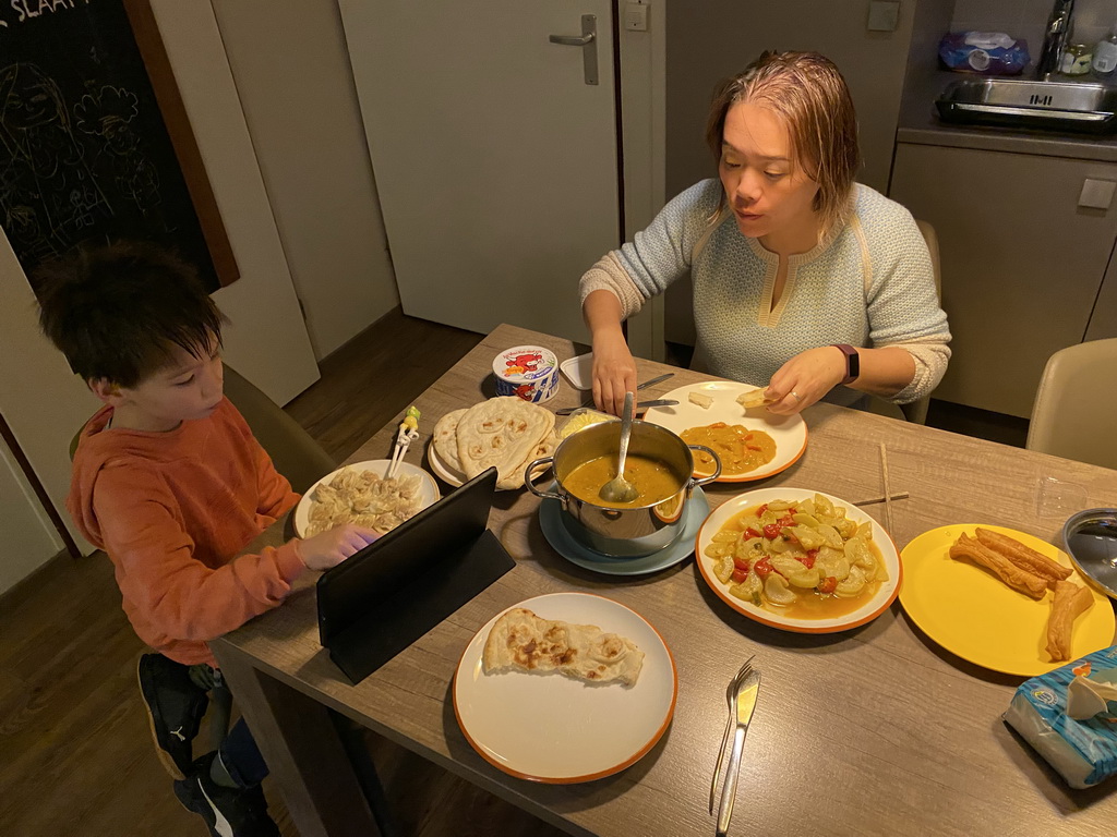 Miaomiao and Max having dinner in the kitchen of our holiday home at the Landal Miggelenberg holiday park