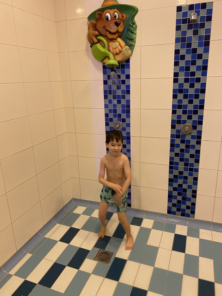 Max at the shower of the swimming pool at the Landal Miggelenberg holiday park
