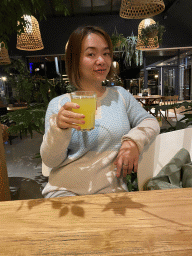 Miaomiao with a drink at the Brasserie Miggelenberg restaurant at the Landal Miggelenberg holiday park