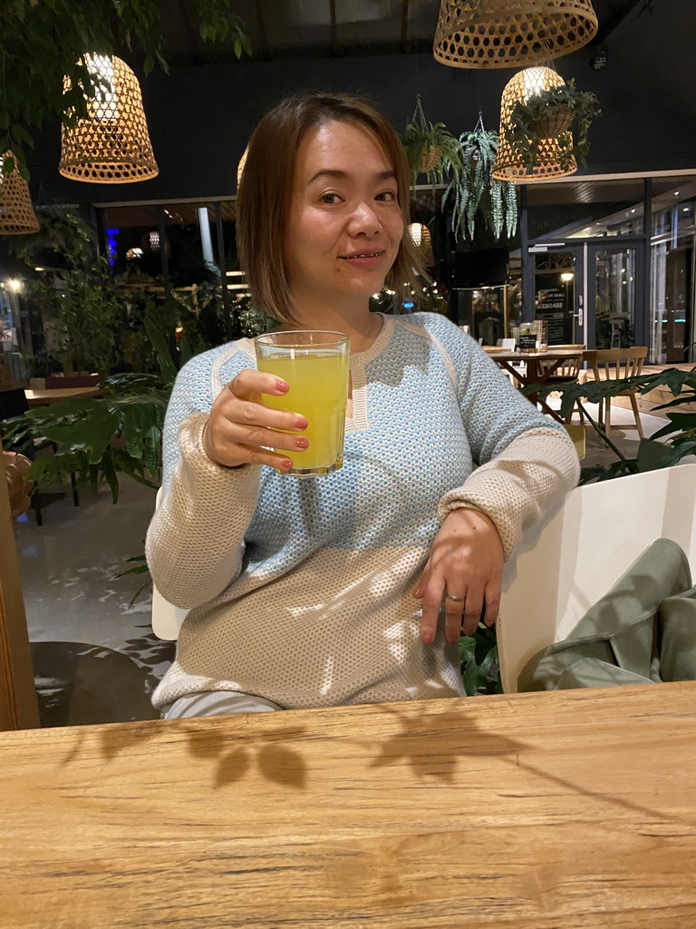 Miaomiao with a drink at the Brasserie Miggelenberg restaurant at the Landal Miggelenberg holiday park