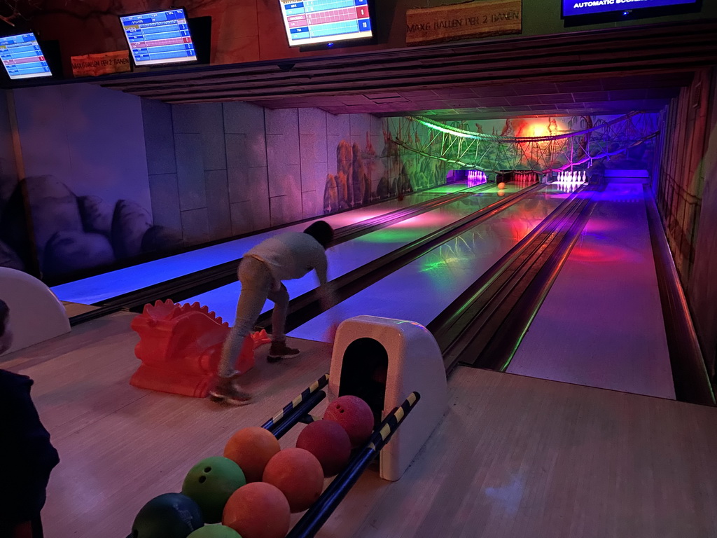 Miaomiao and Max bowling at the bowling alley at the Landal Miggelenberg holiday park