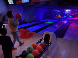 Miaomiao and Max bowling at the bowling alley at the Landal Miggelenberg holiday park