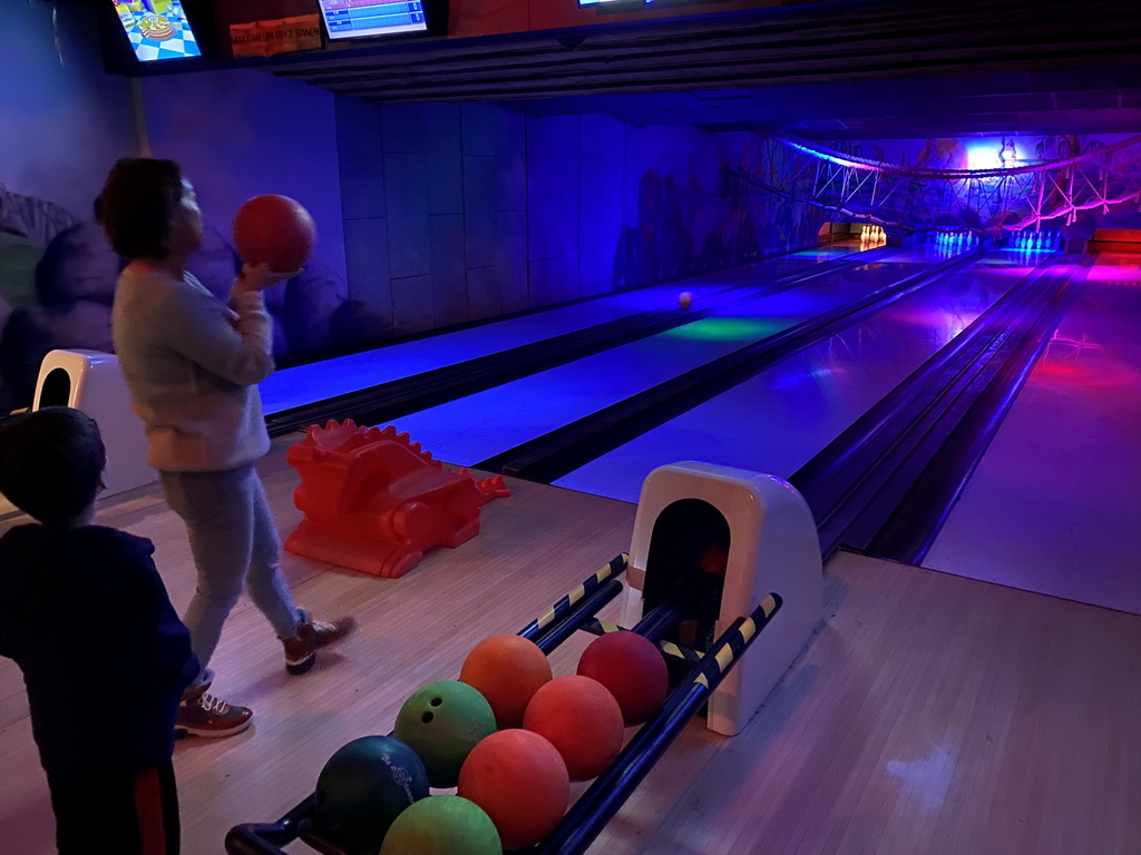 Miaomiao and Max bowling at the bowling alley at the Landal Miggelenberg holiday park