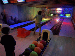 Miaomiao and Max bowling at the bowling alley at the Landal Miggelenberg holiday park