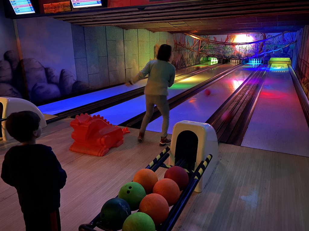 Miaomiao and Max bowling at the bowling alley at the Landal Miggelenberg holiday park