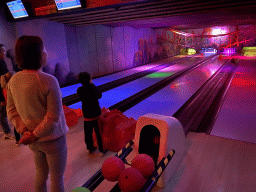 Miaomiao and Max bowling at the bowling alley at the Landal Miggelenberg holiday park