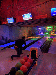 Tim bowling at the bowling alley at the Landal Miggelenberg holiday park