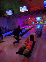 Tim bowling at the bowling alley at the Landal Miggelenberg holiday park