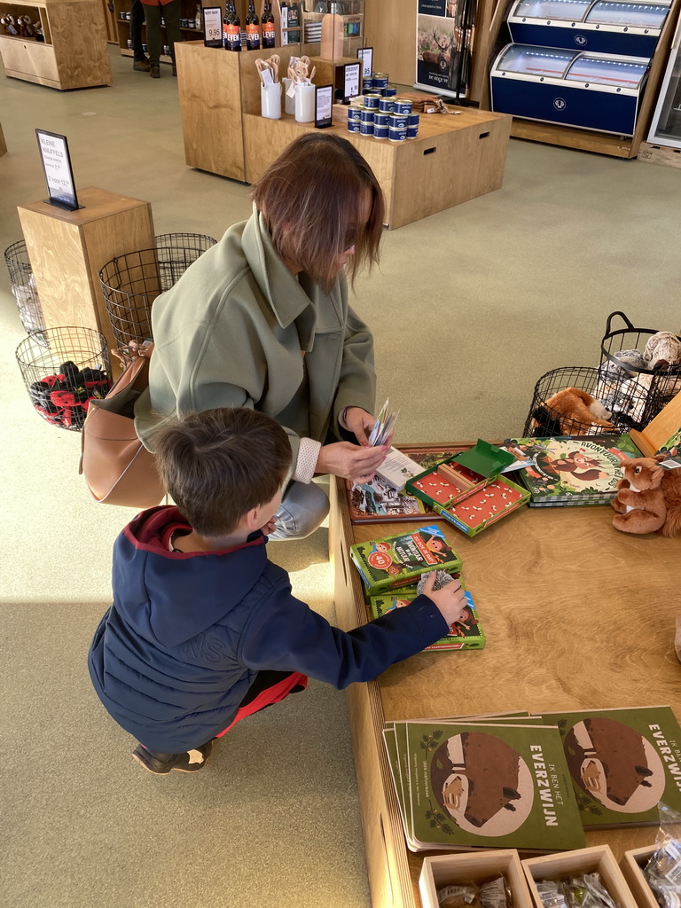 Miaomiao and Max at the souvenir shop at the Park Pavilion