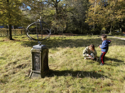 Miaomiao and Max with a sundial at the Houtkampweg road