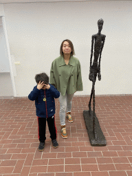 Miaomiao and Max with a statue at Expo 2 at the Kröller-Müller Museum