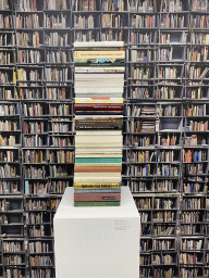 Books arranged by size and colour at Expo 4 at the Kröller-Müller Museum