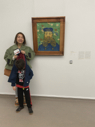 Miaomiao and Max with the painting `Portrait of Joseph Roulin` by Vincent van Gogh at the Van Gogh Gallery at the Kröller-Müller Museum, with explanation