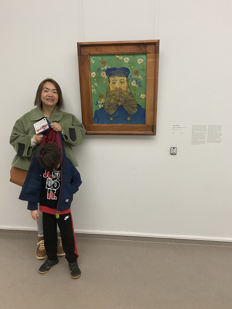 Miaomiao and Max with the painting `Portrait of Joseph Roulin` by Vincent van Gogh at the Van Gogh Gallery at the Kröller-Müller Museum, with explanation