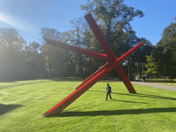 Max with the piece of art `K-piece` by Mark Di Suvero at the front of the Kröller-Müller Museum at the Wildbaanweg road