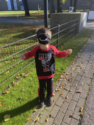 Max with a face mask at the front of the Kröller-Müller Museum at the Wildbaanweg road