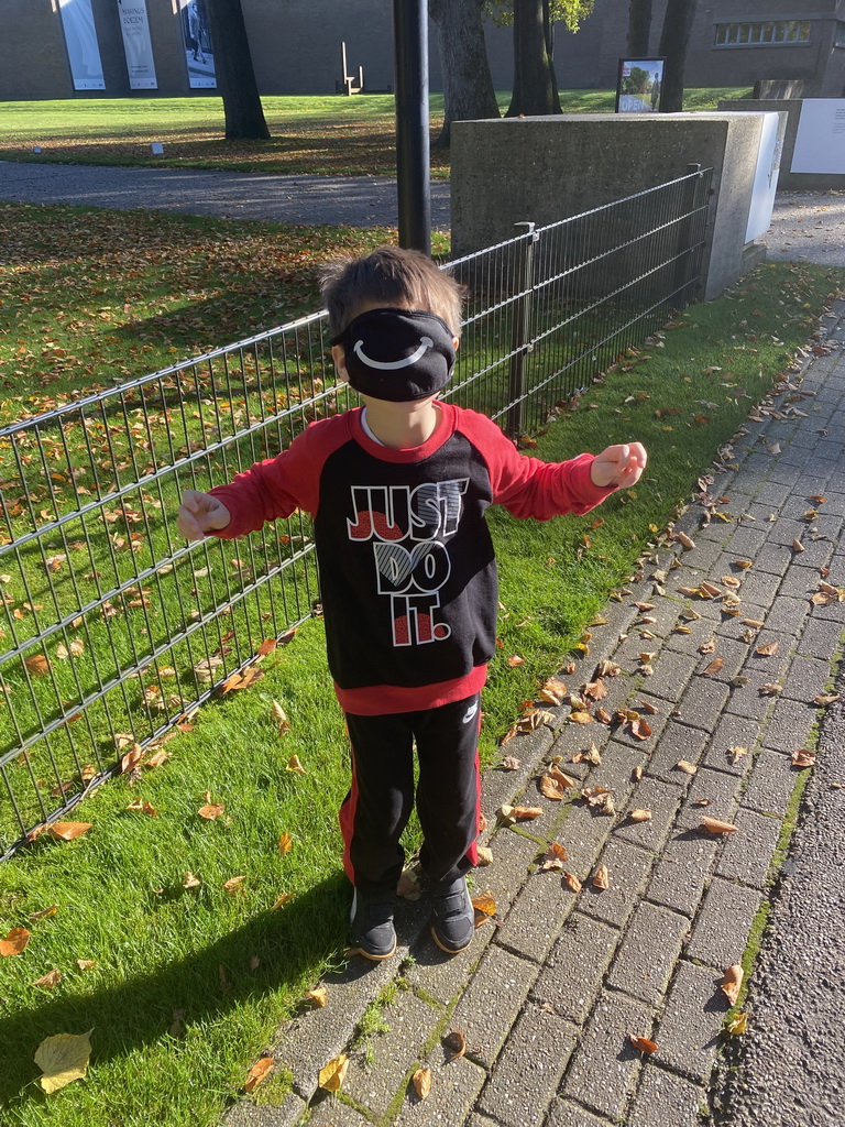 Max with a face mask at the front of the Kröller-Müller Museum at the Wildbaanweg road