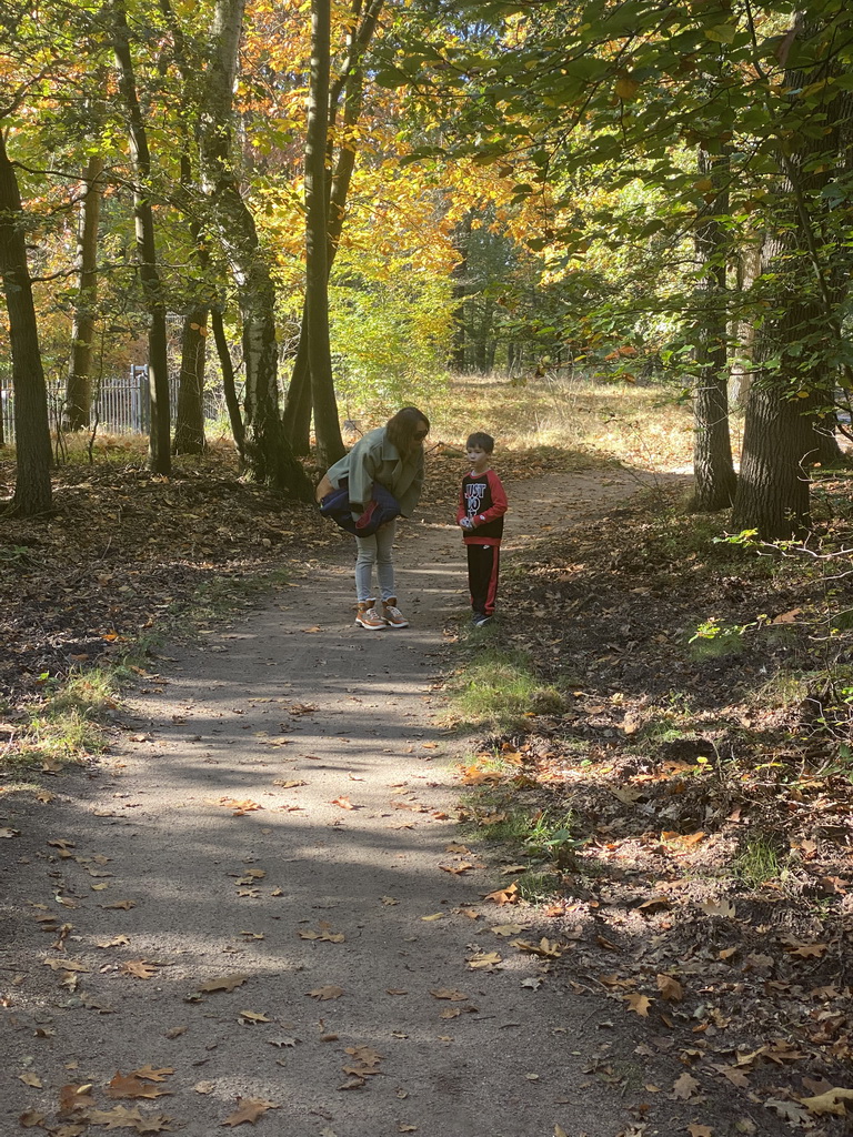 Miaomiao and Max on a path along the Houtkampweg road