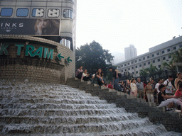 hongkong_2_096 - 260 kb - 1024x768 - Miaomiao with a waterfall and the staircase to the Peak Tram at Peak Tower Miaomiao with a waterfall and the staircase to the Peak Tram at Peak Tower