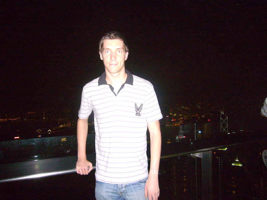 Tim at Victoria Peak, with a view on the skyline of Hong Kong and Kowloon with the Bank of China Tower, and Victoria Harbour, by night