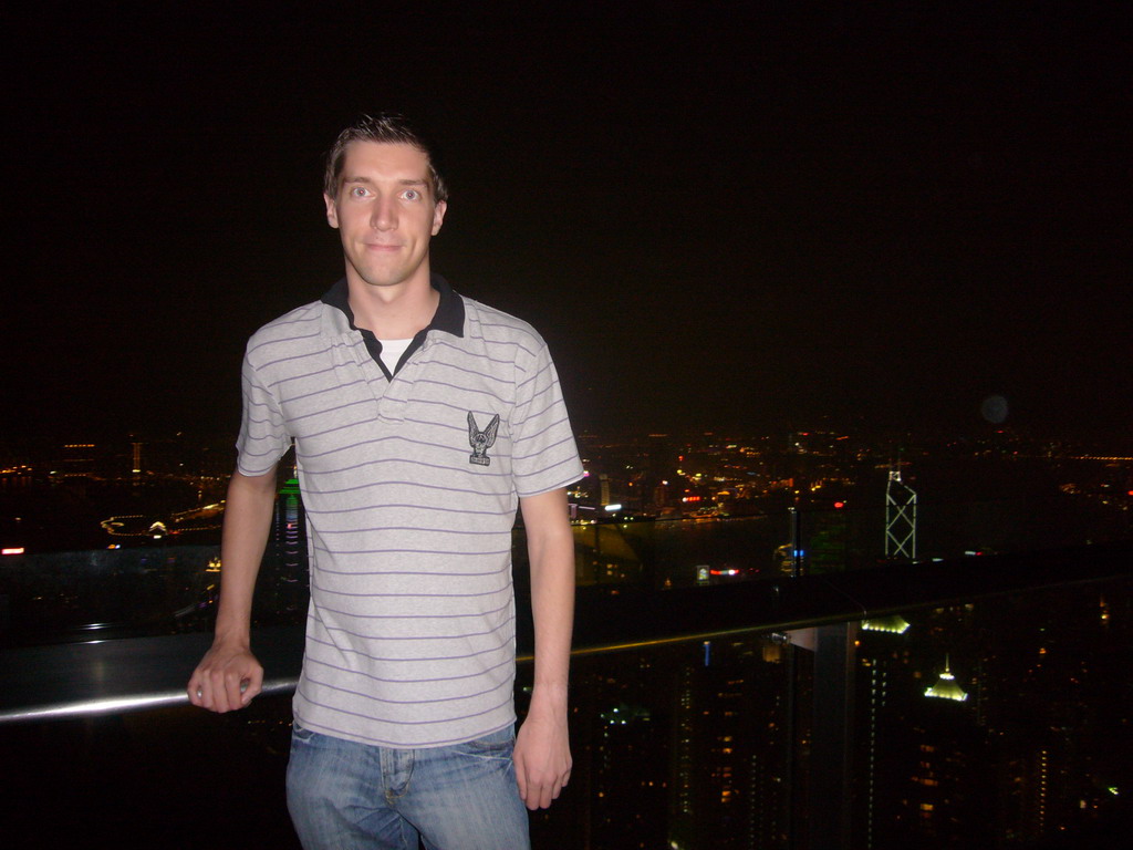 Tim at Victoria Peak, with a view on the skyline of Hong Kong and Kowloon with the Bank of China Tower, and Victoria Harbour, by night