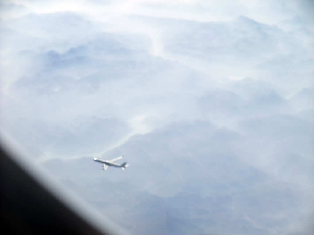 A nearby airplane, viewed from the airplane from Munich