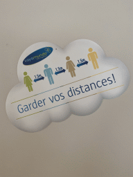 Sign about keeping distance because of COVID-19 at the Vayamundo Houffalize hotel