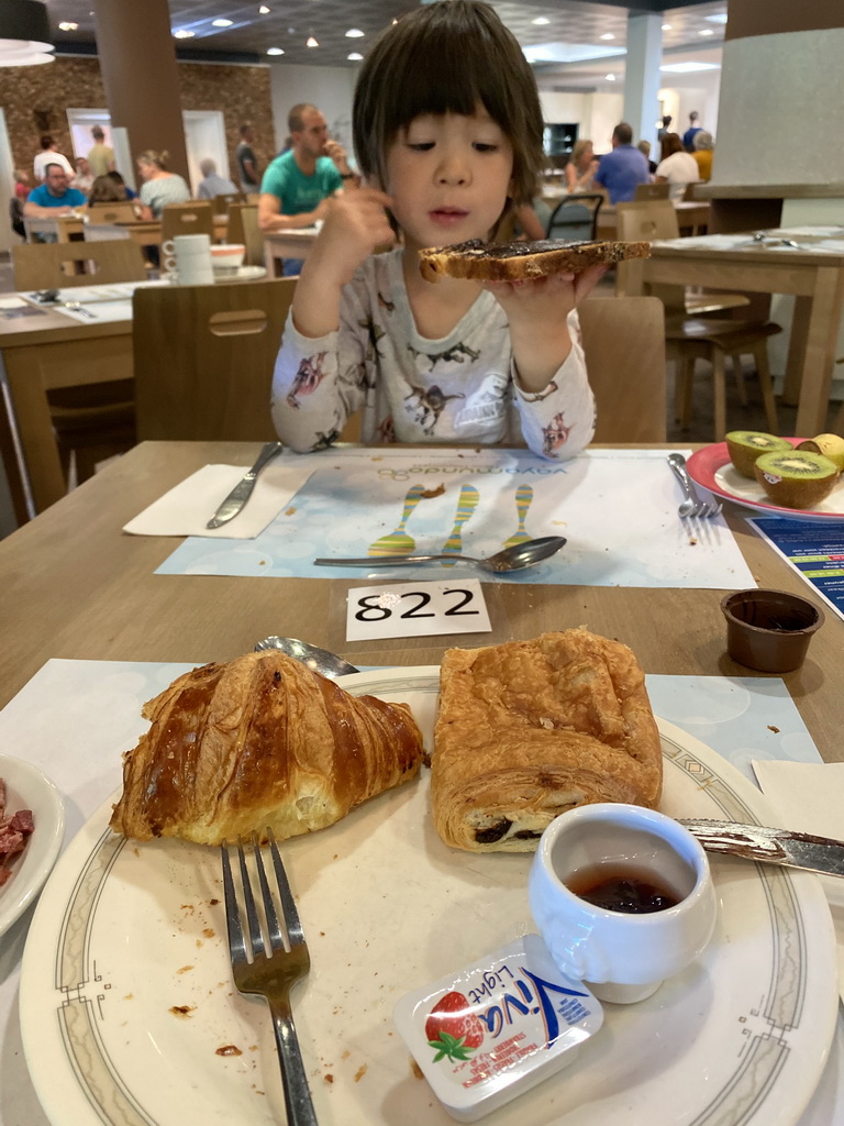 Max having breakfast at the Le Buffet restaurant at the Vayamundo Houffalize hotel