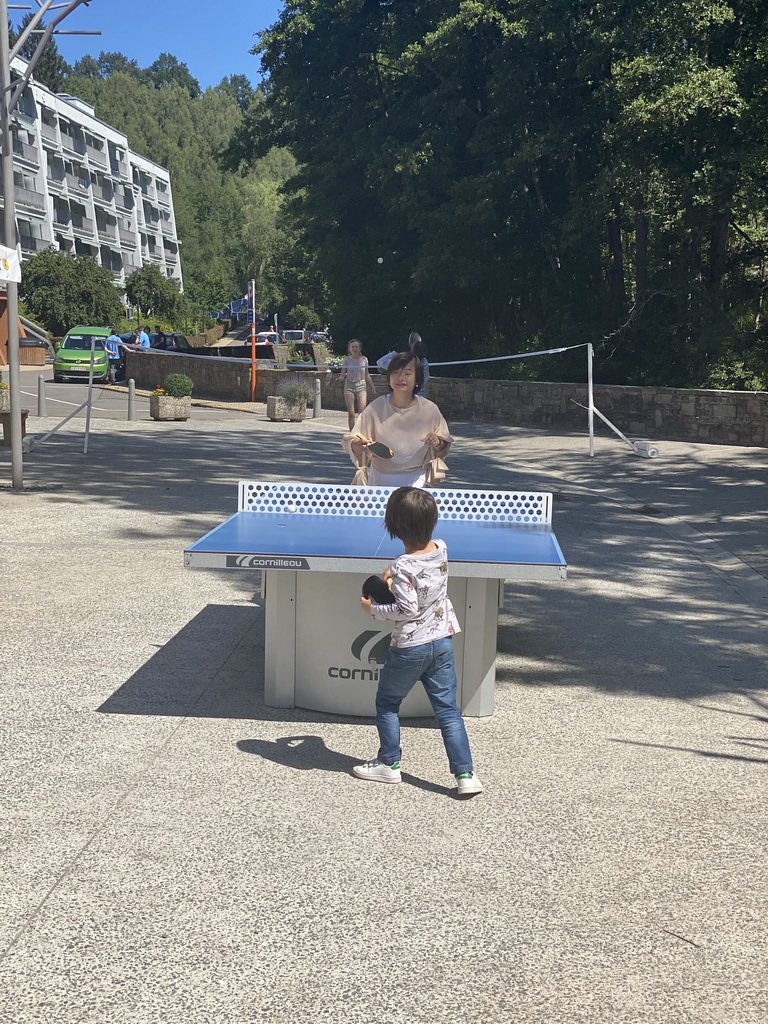 Miaomiao and Max playing table tennis at the back side of the Vayamundo Houffalize hotel