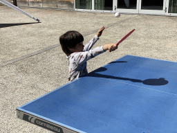 Max playing table tennis at the back side of the Vayamundo Houffalize hotel