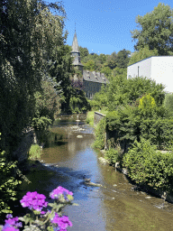 The north side of the Eastern Ourthe river and the Église Sainte-Catherine church, viewed from the bridge at the Rue de Liège street