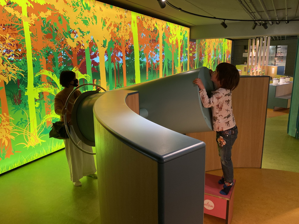 Miaomiao and Max with a caleidoscope at the sensory room of the Houtopia recreation center