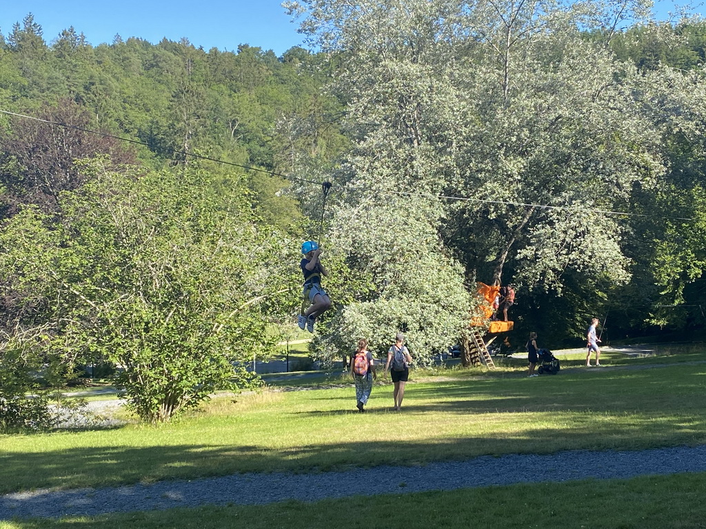 Child on a zip line near the petting zoo near the Vayamundo Houffalize hotel